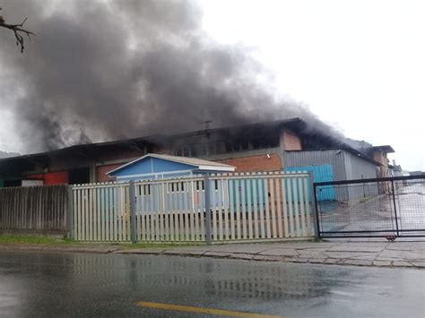 Incêndio de grandes proporções atinge indústria plástica em São José