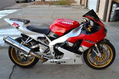 The 1999 r1 saw only minor changes, apart from paint and graphics. 1999 Yamaha R1 Owned by Nicolas Cage