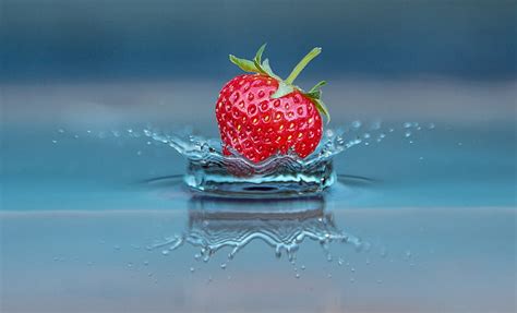 Fruits Strawberry Berry Splash Water Hd Wallpaper Peakpx