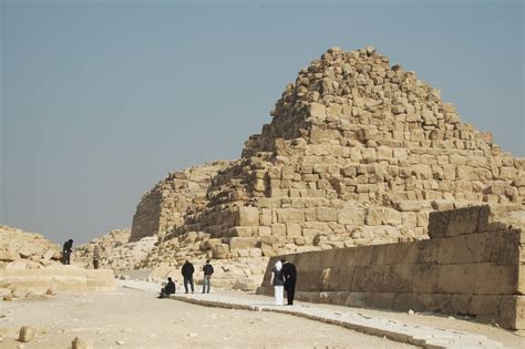 Giza Pyramid Of Khufu Queens Pyramids Livius