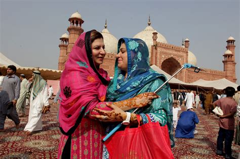 eid ul adha celebrated across the world but kashmir remains tense
