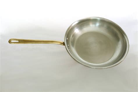 Cooked until golden on the underside, then steamed in the same pan. Round frying pan in heavy copper with tin-plated.