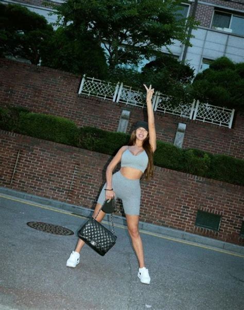 Jessi Stuns Her Instagram Followers With Her Bare Face And Glamorous Figure Koreaboo