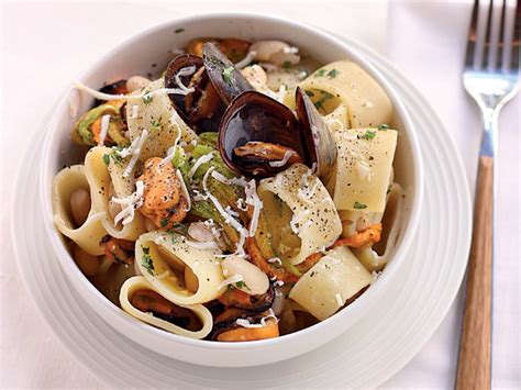 Zuppa di fagioli con pomodoro e sedano fasule a. Calamarata con Cannellini Fiori di Zucca Cozze e Pecorino ...