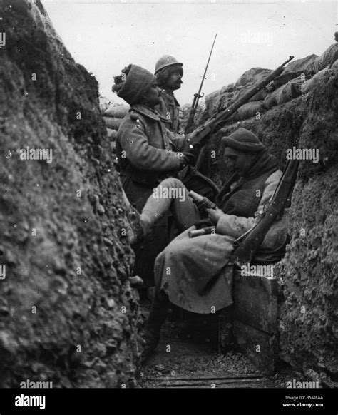 2 G55 F1 1915 12 French Troops In Trenches World War I History World