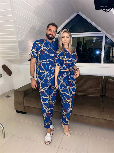 Por recomendação do ministério da saúde, as pessoas que tomaram a vacina de influenza (gripe) devem aguardar o prazo de 14 dias para se imunizarem contra a covid. Noivos, Latino e Rafaella Ribeiro aguardam vacina contra a ...