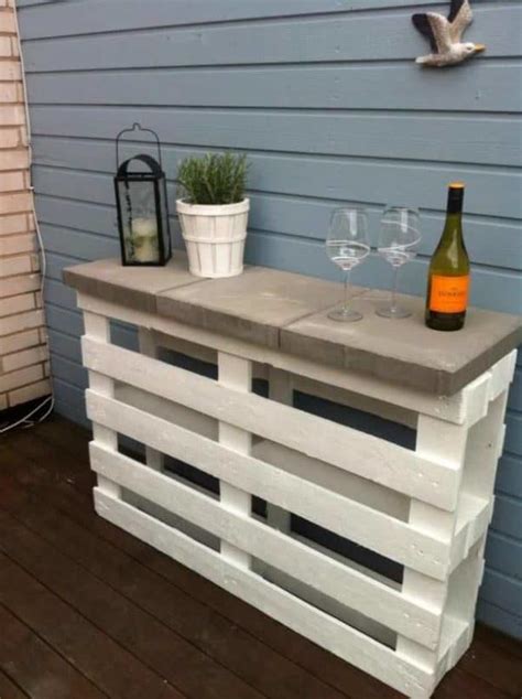 A diy tutorial to build an outdoor bar cart complete with free plans. Diy: Simple & Easy Pallet Outdoor Bar • Recyclart