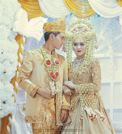 Selain di jawa, kemudian daerah daerah lainya seperti misalkan desain kebaya suku minang yang terkenal dengan sebutan kebaya pengantin batak. Baju Pengantin Adat Jawa Hijab Putih | Jilbab Gallery