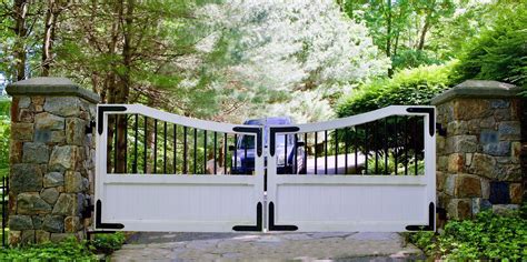 Transitional Style Wooden Driveway Gate Design White Wood With Black