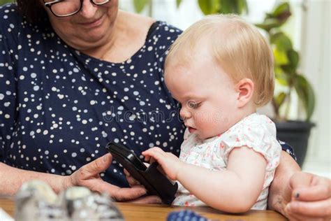 Glückliche Großmutter Und Nette Enkelin Smartphone Unterricht Verwendet Stockbild Bild