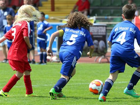 Dass die beiden zum verwechseln ähnlich seien, findet gosens nicht. Zivkovic als "Deutsche Fußball Botschafterin 2020 ...