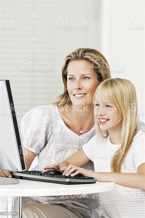 구슬눈꼬리 및 딸이다 작업 컴퓨터 2명에 대한 스톡 사진 및 기타 이미지 2명 30 39세 가정 생활 Istock