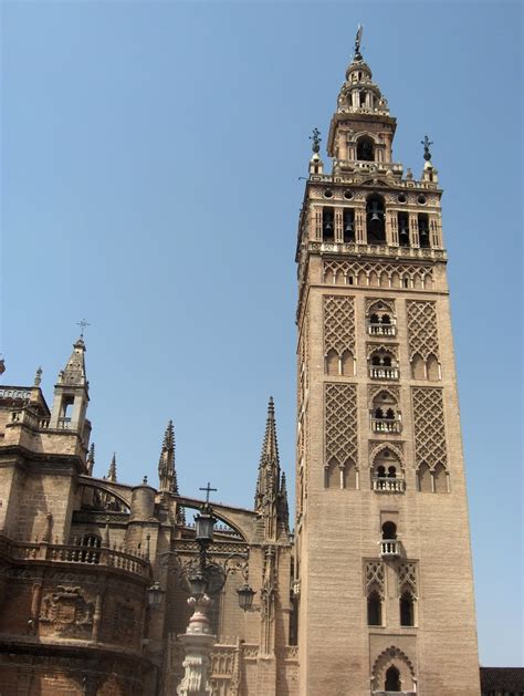 seˈβiʎa ˈfuðβol ˈkluβ), is a spanish professional football club based in seville, the capital and largest city of the autonomous community of andalusia, spain. Giralda Sevilla: Historia, dirección, comentarios y mas