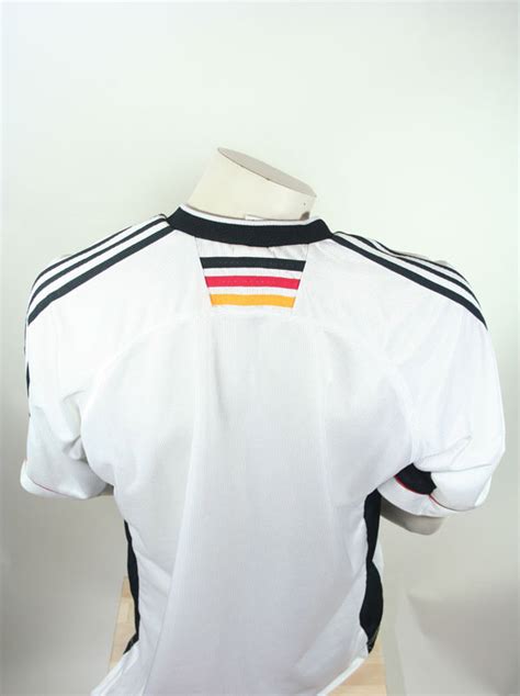 Welche chancen hat das dfb team mit bundestrainer jogi löw nun fußball europameister 2021 zu denn das neue em trikot ziert schwarze unregelmäßige dicke horizontale streifen auf der. Adidas Deutschland Trikot WM 1998 DFB Heim Team signiert ...