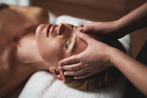 Massage Visage Banque Dimages Et Photos Libres De Droit Istock