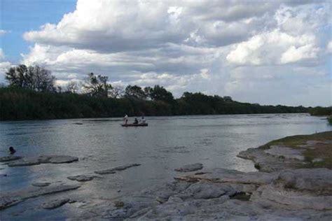 El Río Bravo Se Extiende Entre México Y Estados Unidos Como Una