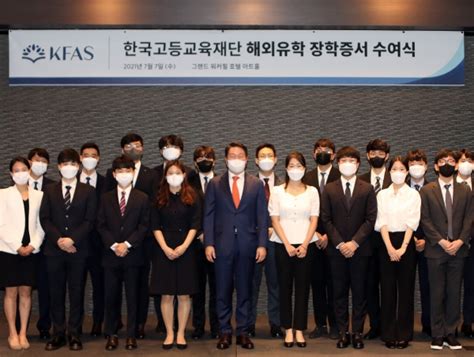 최 회장은 이해관계자, 임직원의 행복추구를 강조하며, 기업의 사회적 가치와 esg경영으로 변화의 속도를 높이고 있습니다. 최태원 SK 회장 "사회에 기여하는 인재 돼 달라" - 팍스경제TV