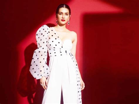 Look At The Hotness Of Kriti Sanon In A Bold Dress Her Heartbeat