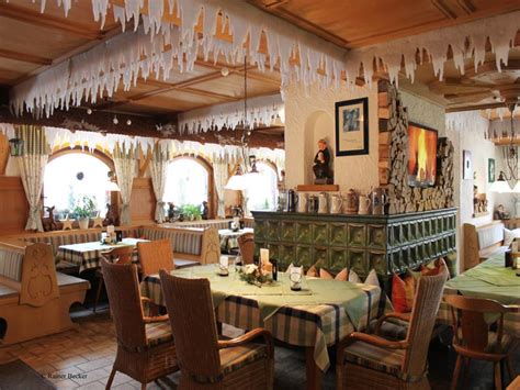 Unsere ferienwohnung sowie gästezimmer befinden sich in ruhiger und zentraler lage im unteren markt von oberstdorf. Hotel Restaurant Saschas Kachelofen im Allgäu