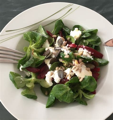 Feldsalat mit Ziegenkäse und Honig -Senf-Sauce von Balandur