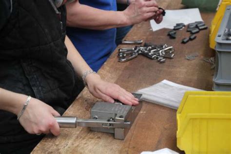 We go behind the factory gate and explore. Wie werden die geschmiedeten Wichard-Fesseln hergestellt?
