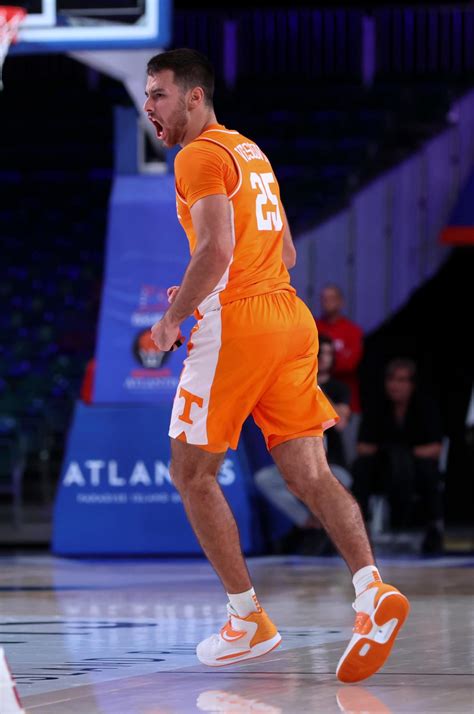 No 21 Tennessee Mens Basketball Smothers No 3 Kansas To Win Battle 4 Atlantis Title