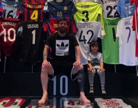 Combien Coûte Le Maillot De Lionel Messi - Barça: Messi dévoile son imposante collection de maillots… avec