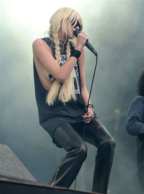 Taylor Momsen Shows Her Taped Breasts On Stage Pretty Bella Beauty Celebs Lifestyle ♥