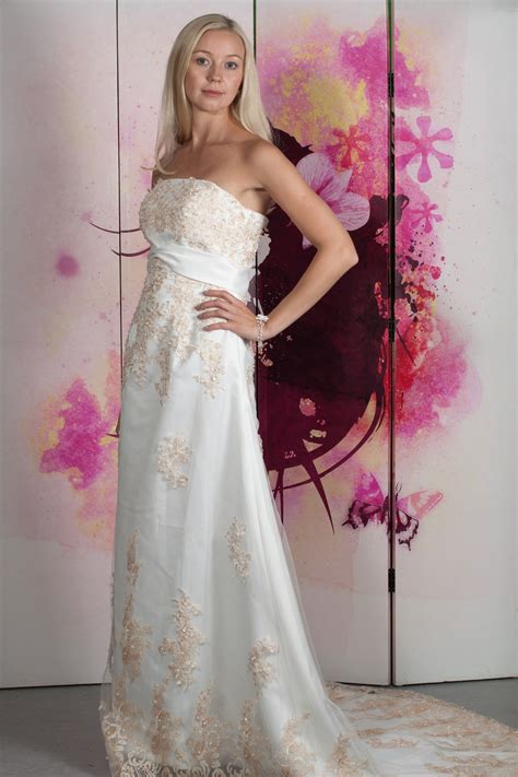 Kosten brautkleid leihen sollte man ein brautkleid. Brautkleid mit Stickerei - Marry4love: Brautkleid ...