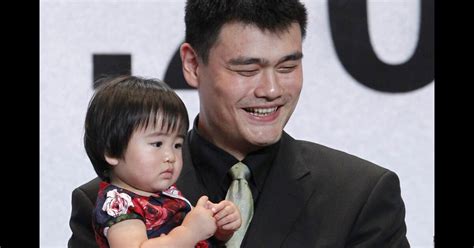 Yao Ming L Icône De La Nba Fait Ses Adieux Sa Femme Et Son Bébé Près De Lui Purepeople