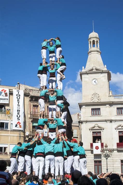 Torre Humana Realizada Por Castellers Foto De Archivo Editorial