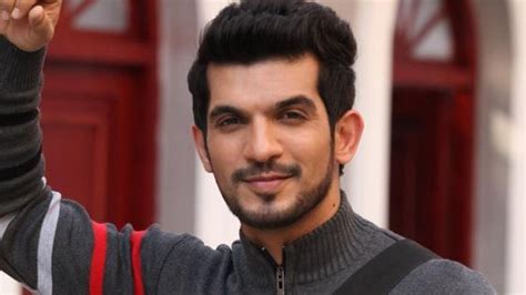 الممثل الهندي ارجون بيجلاني arjun bijlani تعرف على زوجته و ديانته و أسماء مسلسلاته و أعماله الفنية وحياته الشخصية و السيرة الذاتية و معلومات عنه و أفلامه و صور و كل ماتريد. شاهد بالصور أبطال المسلسل الهندي يغمرني الشوق + الاسماء ...
