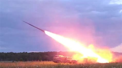 Vídeo Registra Impressionante Carrossel De Artilharia Russa Nos Urais