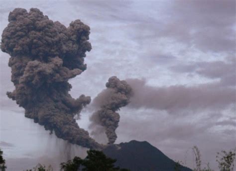 Keluarkan Abu Vulkanik 800 M Gunung Ibu Di Pulau Halmahera Erupsi Pagi Ini