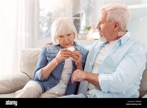 Cuidado Anciano Consolando A Su Esposa Llorando Fotografía De Stock Alamy