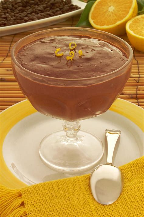 Em uma panela, coloque o creme de leite, o chocolate amargo e mexa bem. Creme de chocolate com café light | Creme de chocolate ...