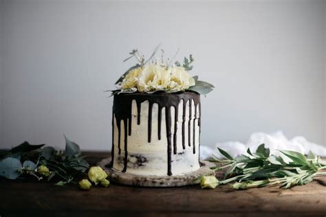 How To Make A Naked Cake With Champagne Buttercream Frosting Ehow
