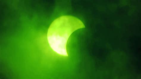 Gerhana matahari selanjutnya akan terjadi pada 26 desember, gerhana matahari sebagian, ujar tim observatorium bosscha yatny yulianty kepada detikcom, selasa (2/7/2019). Fenomena gerhana matahari cincin 2019 - YouTube