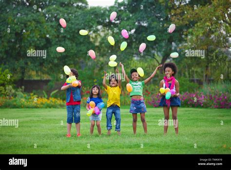 Niños Jugando Con Globos Fotografía De Stock Alamy