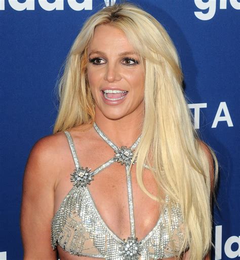 Britney Verdeelt Fans Met Tien Naaktfotos In één Dag En Geliefde New Girl Ster Overleden Foto