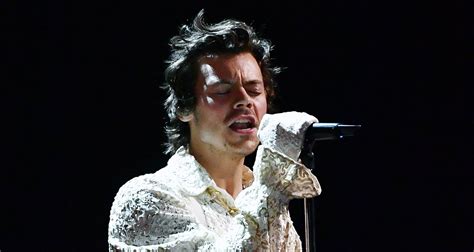 Harry edward styles is an english singer, songwriter and actor, known as a member of the boy band one direction. Harry Styles Performs In Pearls & Lace at BRIT Awards 2020 ...
