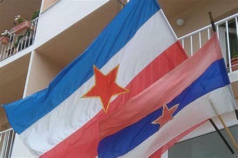 Tivat Zastave Jugoslavije Sr Crne Gore I Skj Na Pola Koplja Zbog