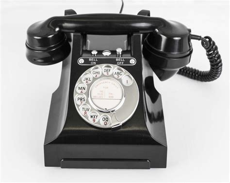 Черный телефон вышел. Черный телефон. Телефонный аппарат из бакелита. Черный винтажный телефон. Telephone l888.
