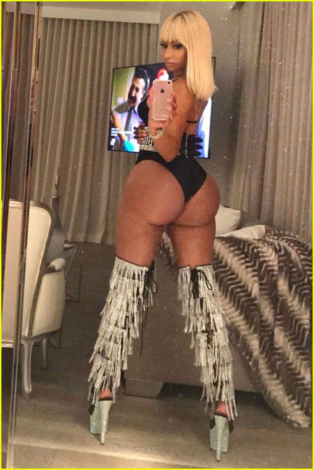 Nicki Minaj Flaunts Her Booty In Hot Mirror Selfie See The Photo Photo 3941166 Nicki Minaj