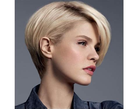 Jeśli masz tak jak charlize theron podłużną twarz o idealnych proporcjach oto fryzura dla ciebie. Krótkie fryzury proste, naturalne i kobiece - 35 ...