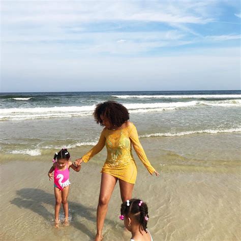 Girl Gang At The Beach 💓 Zakki Wu