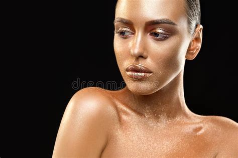 Naakt Brunette Met Gouden Huid Artisitc Schot Stock Afbeelding Image