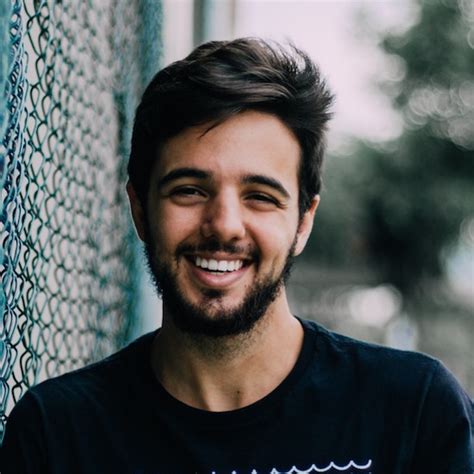 Abreu sosa nació en la maternidad de los mina con una condición de salud que él mismo reconoció y describió como falta de hormonas de crecimiento, que no pudo enfrentar, ya que su familia no contaba con los recursos suficientes, y le fue imposible darse los cuidados y tratamientos. Huddle