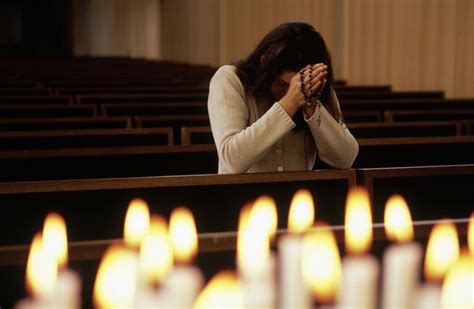 mujer cristiana rezando el rosario en la iglesia jesus is life christian photography catholic