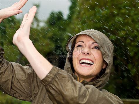 Mujer Sonriendo Bajo La Lluvia Foto Descarga Gratuita Hd Imagen De Foto Lovepik